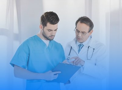 врачи обсуждают диагноз двое врачей с планшетом в руках